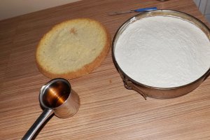 Tort cu crema de mascarpone, jeleu de zmeura si crema de unt cu zmeura
