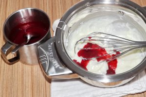 Tort cu crema de mascarpone, jeleu de zmeura si crema de unt cu zmeura