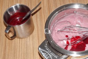 Tort cu crema de mascarpone, jeleu de zmeura si crema de unt cu zmeura
