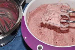 Tort cu crema de mascarpone, jeleu de zmeura si crema de unt cu zmeura