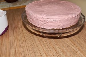 Tort cu crema de mascarpone, jeleu de zmeura si crema de unt cu zmeura