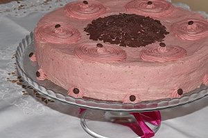 Tort cu crema de mascarpone, jeleu de zmeura si crema de unt cu zmeura