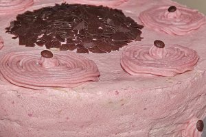 Tort cu crema de mascarpone, jeleu de zmeura si crema de unt cu zmeura