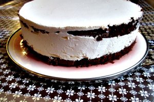 Tort cu piersici si ciocolata