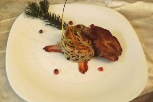 Ceafa de porc aromatizata, cu tagliatele de legume si piramida de bulgur cu orez negru