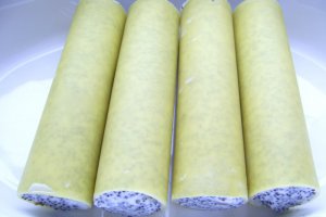 Cannelloni cu mac si sos de fructe de padure