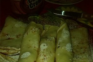Clatite cu branza dulce si stafide (la cuptor)