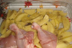 Friptura de pui cu jambon si cartofi la cuptor