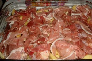 Friptura de pui cu jambon si cartofi la cuptor