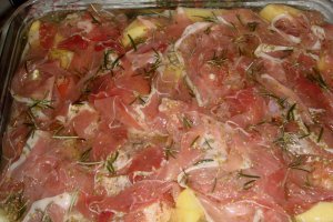 Friptura de pui cu jambon si cartofi la cuptor