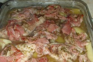 Friptura de pui cu jambon si cartofi la cuptor