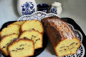 Chec cu aroma de vanilie si ornamente de ciocolata
