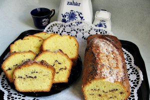 Chec cu aroma de vanilie si ornamente de ciocolata