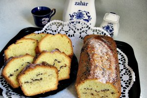 Chec cu aroma de vanilie si ornamente de ciocolata