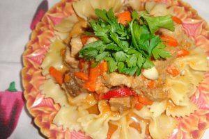 Tocanita de porc cu farfalle