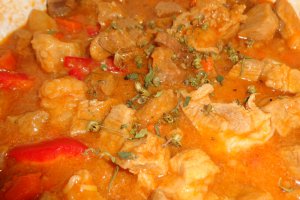 Tocanita de porc cu farfalle