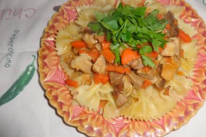 Tocanita de porc cu farfalle