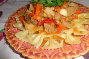 Tocanita de porc cu farfalle