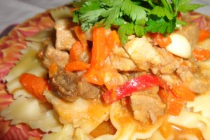 Tocanita de porc cu farfalle