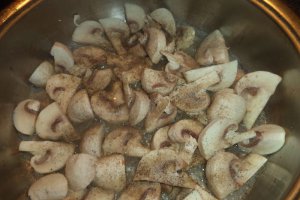 Mancare de ciuperci,cu praz si carnati