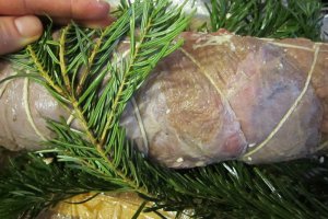 Rulada de carne cu legume, in cetina de brad