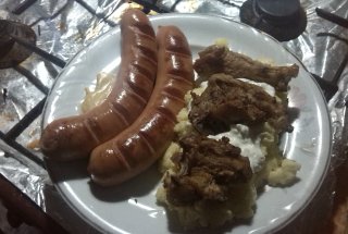 Carne de pui cu piure de cartofi si polonezi.