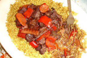 Vita picanta in vin rosu cu garnitura de orez curry