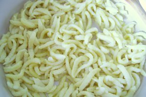 Spätzle cu mac si sos cald de cirese