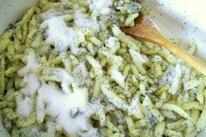 Spätzle cu mac si sos cald de cirese