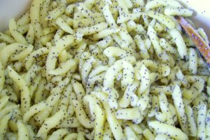 Spätzle cu mac si sos cald de cirese