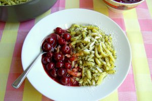 Spätzle cu mac si sos cald de cirese