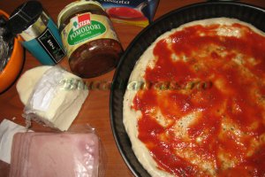 Pizza cu sunca si rosii uscate