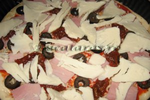 Pizza cu sunca si rosii uscate