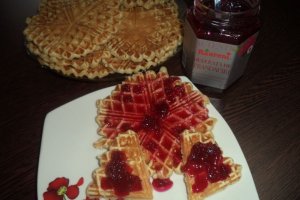Goffre cu dulceata de trandafiri