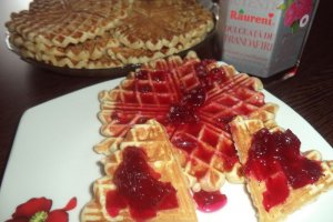 Goffre cu dulceata de trandafiri