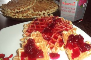 Goffre cu dulceata de trandafiri