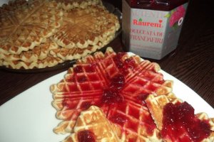 Goffre cu dulceata de trandafiri