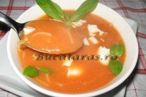 Supa crema de rosii cu fidea si mozzarella