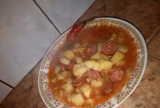 Tocanita de cartofi cu carnati
