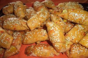 Cornulete aperitiv cu pasta de ardei si branza