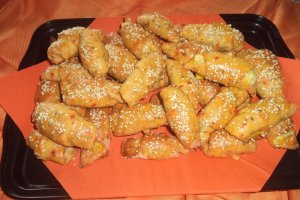 Cornulete aperitiv cu pasta de ardei si branza