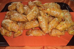 Cornulete aperitiv cu pasta de ardei si branza