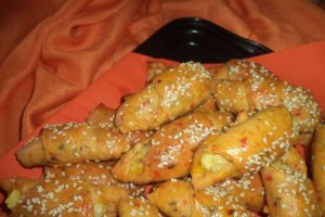 Cornulete aperitiv cu pasta de ardei si branza