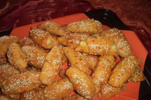 Cornulete aperitiv cu pasta de ardei si branza