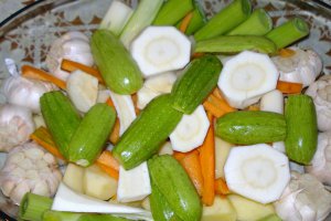 Aripioare de pui cu legume la cuptor