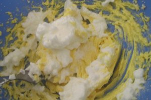 Briose cu mousse de mascarpone si ciocolata alba