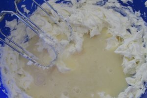 Briose cu mousse de mascarpone si ciocolata alba