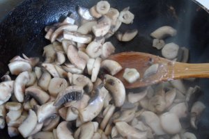 Placinta de foietaj cu ciuperci si branza