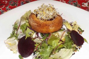 Salata din branza de capra cu verdeturi
