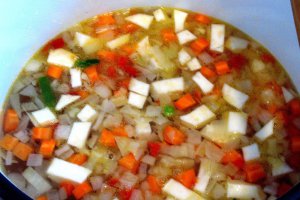 Ciorba de sfecla rosie, arome bogate și culoare intr-un preparat traditional romanesc